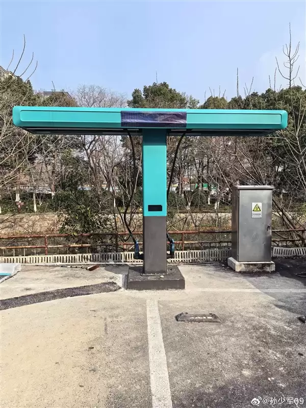 线从天上来 比亚迪大规模安装兆瓦闪充桩：辨识度独一档