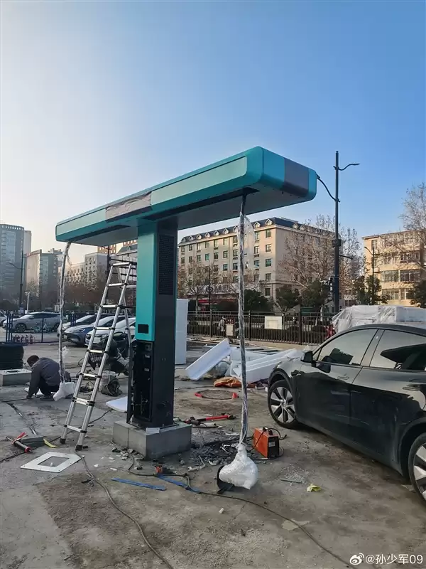 线从天上来 比亚迪大规模安装兆瓦闪充桩：辨识度独一档