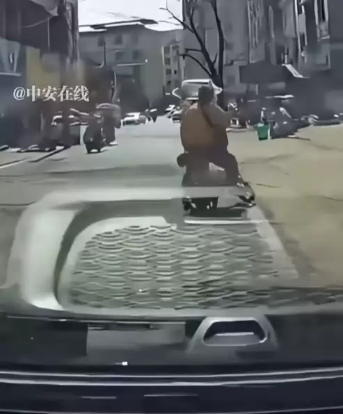 全网公愤！好心扶起摔倒女子竟被讹 行车记录仪还清白