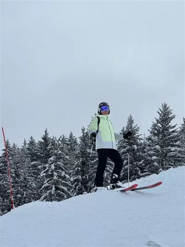 雷军春节同款滑雪服意外出圈 3000亿身家 滑雪服被扒仅299元