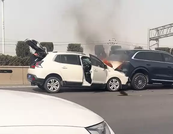 问界M7高速起火?真相揭开：后方油车追尾后自燃 遭波及！