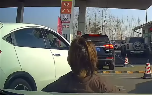 女子在加油站人肉插队 直接躺后车引擎盖上阻拦