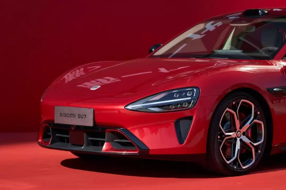 小米SU7推新色赤霞红,沉稳胭红配色亮相婚庆与高端场景