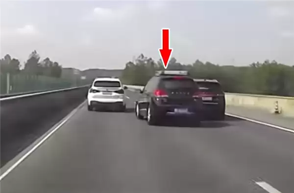 男子左右穿插式开车 撞了别人又被追尾：负全责