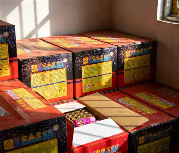 过年燃放烟花爆竹残渣烧毁轿车 法院判了：赔27万