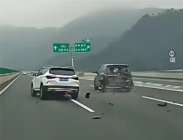 高速上黑车路口紧急变道 后车让速不让道追尾!如何判责引热议