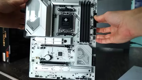 同一块主板挂了两颗锐龙9 9950X!还是华擎 新BIOS也没用