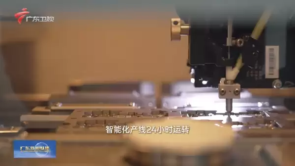 就是一块整屏！广东新闻联播提前展示OPPO Find N6：微距展示肉眼几乎看不到折痕