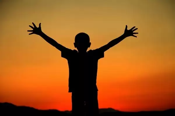 男孩地铁走丢:报出妈妈号码逗笑路人