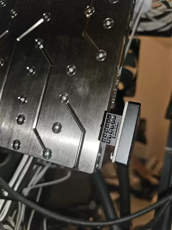 RTX 5090暴力改装2000W 124℃报警无视!惨遭烧毁