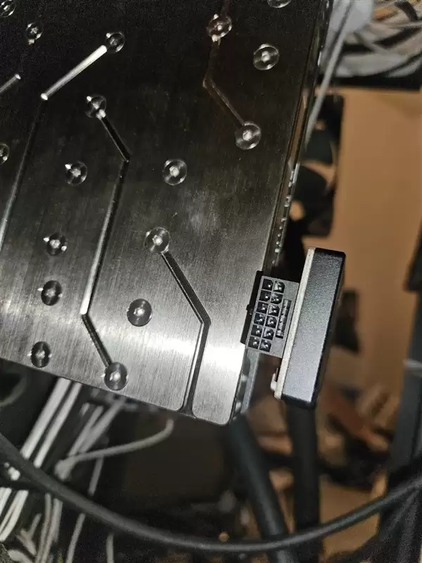 超频用户改装RTX 5090供电致WireView监测器高温熔毁