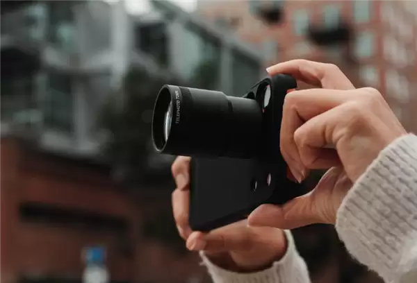 美国配件商发布iPhone长焦增距镜：iPhone 17 Pro系列支持24倍变焦