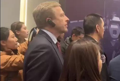 奔驰宝CEO围观宇树机器人:一个垫着脚 一个录视频发家人