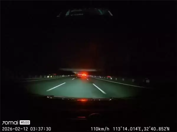 凌晨三点的高速公路 司机听到预警后紧急减速 死里逃生