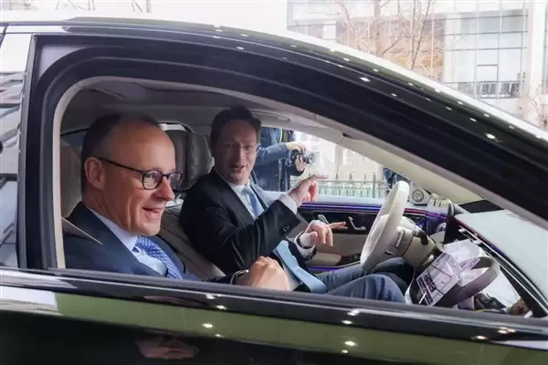 德国总理朔尔茨体验新一代奔驰S级 被中国智驾折服!