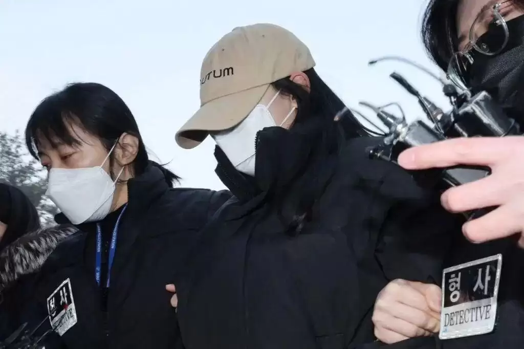 韩国22岁女子AI策划连环旅店杀人案，颜值反差引爆网络畸形热议