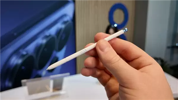 三星Galaxy S26 Ultra图赏：7.9mm万元机皇 比iPhone 17 Pro Max更轻薄