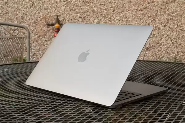 iPhone 17同款！苹果MacBook Pro登岛：外观新鲜出炉