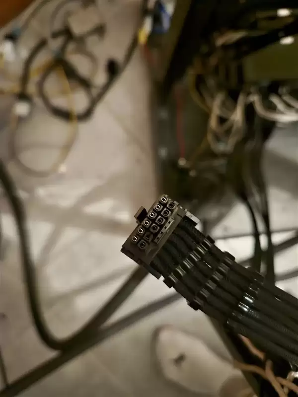 RTX 5090暴力改装2000W 124℃报警无视!惨遭烧毁