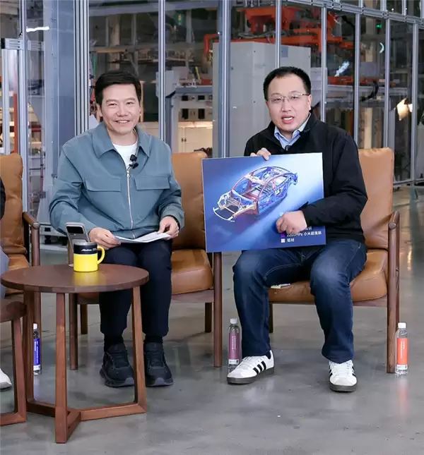 雷军呼吁：上车时一定要系安全带 尤其是二排乘客