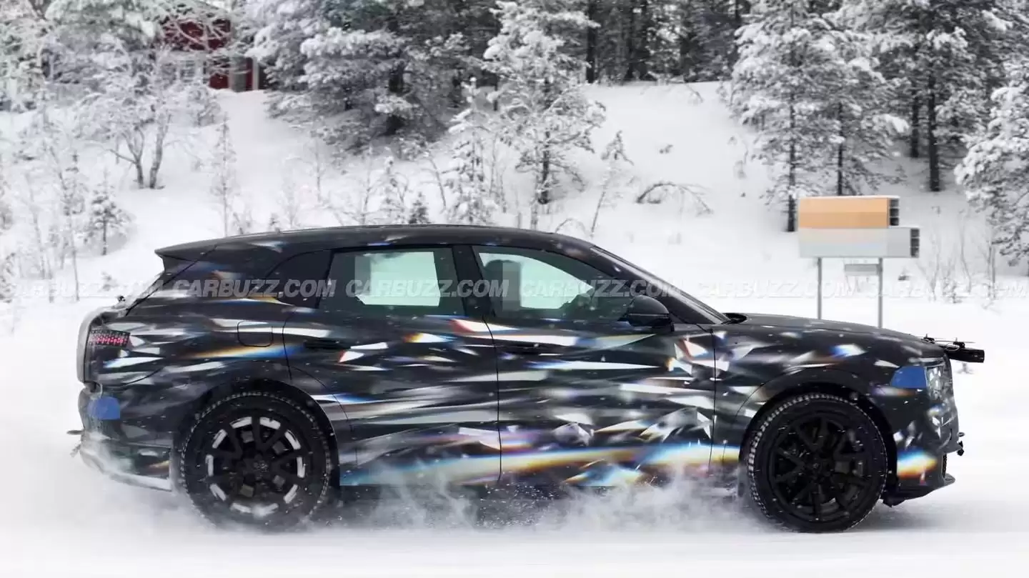 宾利城市纯电SUV路测图曝光：1156马力，雪地漂移秀实力