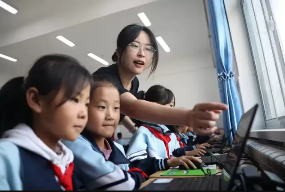 美企疾呼加大AI教育，“看看中国，5岁孩子都在学Deepseek”