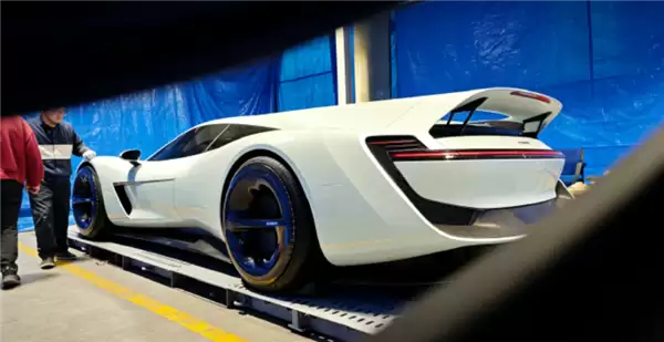 雷军预告有惊喜!小米汽车明天或将推出超跑车型 网友通过谍照已AI出外形