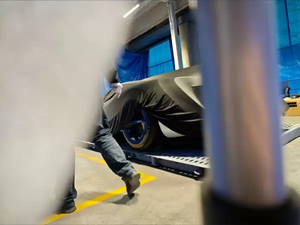 小米神秘跑车现身巴塞罗那 造型超级低趴、战斗