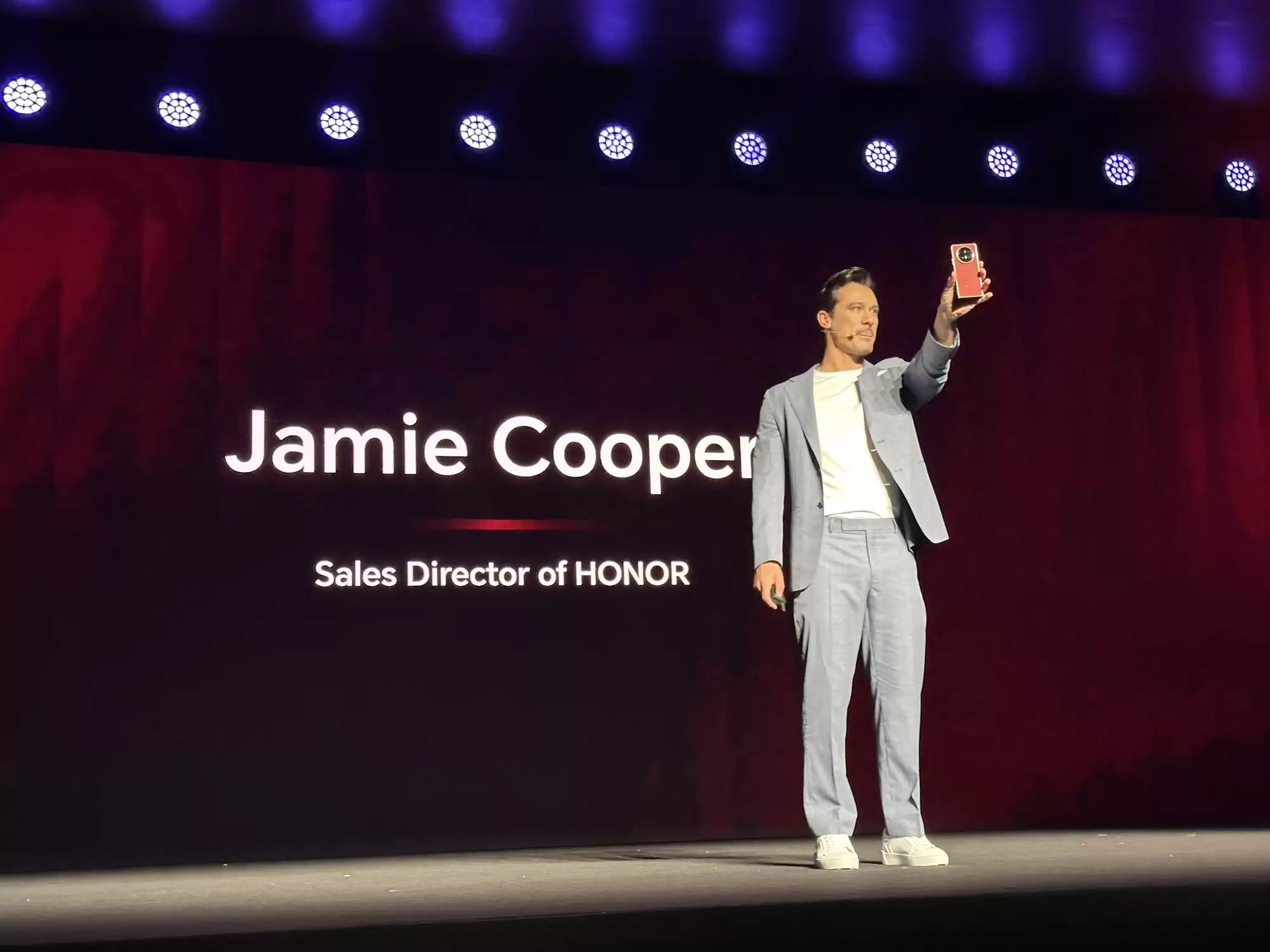 MWC2026荣耀重磅发布Magic V6 定义折叠屏轻薄新标杆