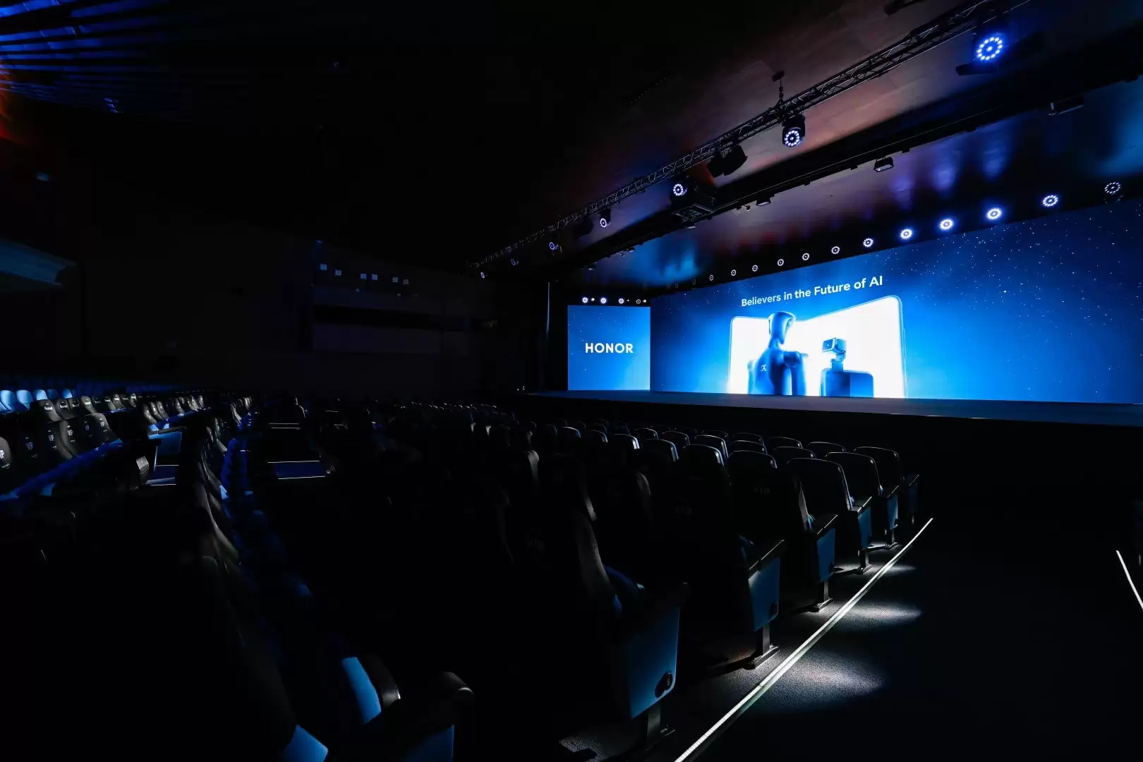 荣耀MWC2026全球发布会盛大启幕，李健详解AI战略布局