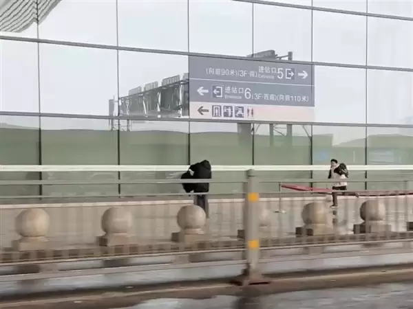 母亲送错进站口儿子狂追 郑州东站到底有多大?