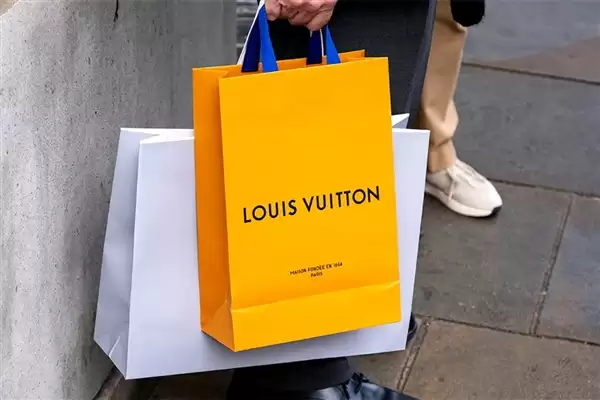 女子称2万多元LV羽绒服穿3小时掉色 店员:衣服不能沾水
