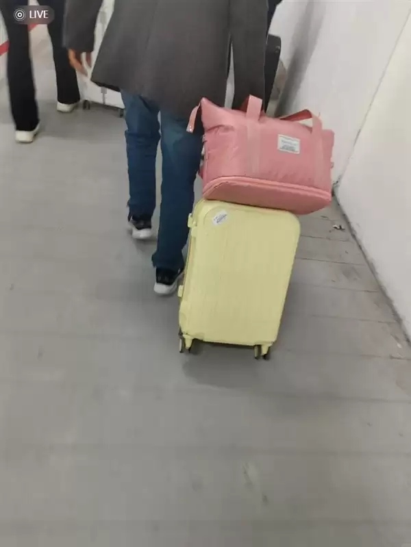 父亲买短途车票上车送女儿感动全网:网友看完全泪目