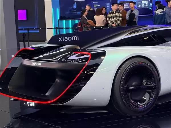 小米超跑实车线下展示 雷军:1:8大车模成本非常贵 有多少人想要