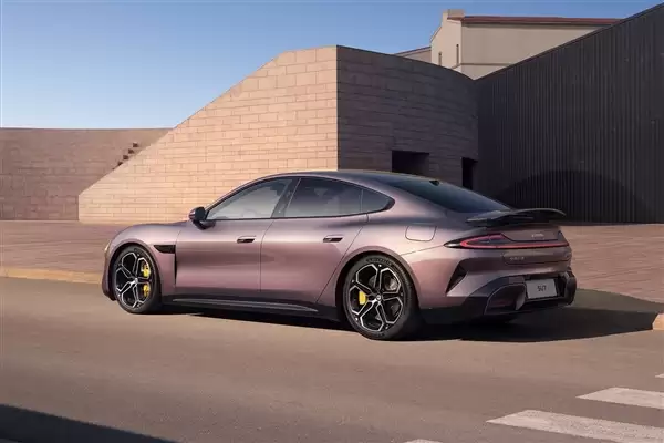 卢伟冰：小米汽车虽还没有进入欧洲 但知名度非常高 路上都能认出来