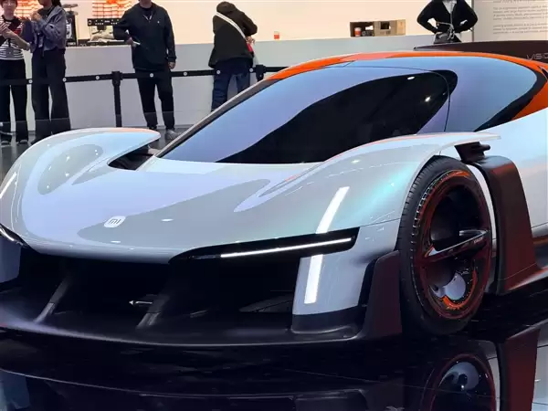 小米超跑实车线下展示 雷军:1:8大车模成本非常贵 有多少人想要
