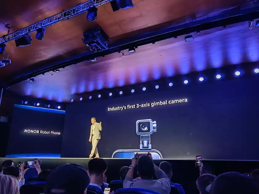 荣耀Robot Phone亮相MWC CEO李健：手机不应是“无聊黑色方块”