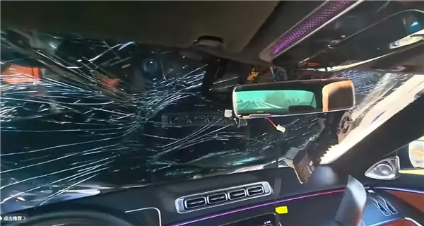 奔驰高速上引擎盖突然弹开 砸碎玻璃视野全无！车主修车花了十几万