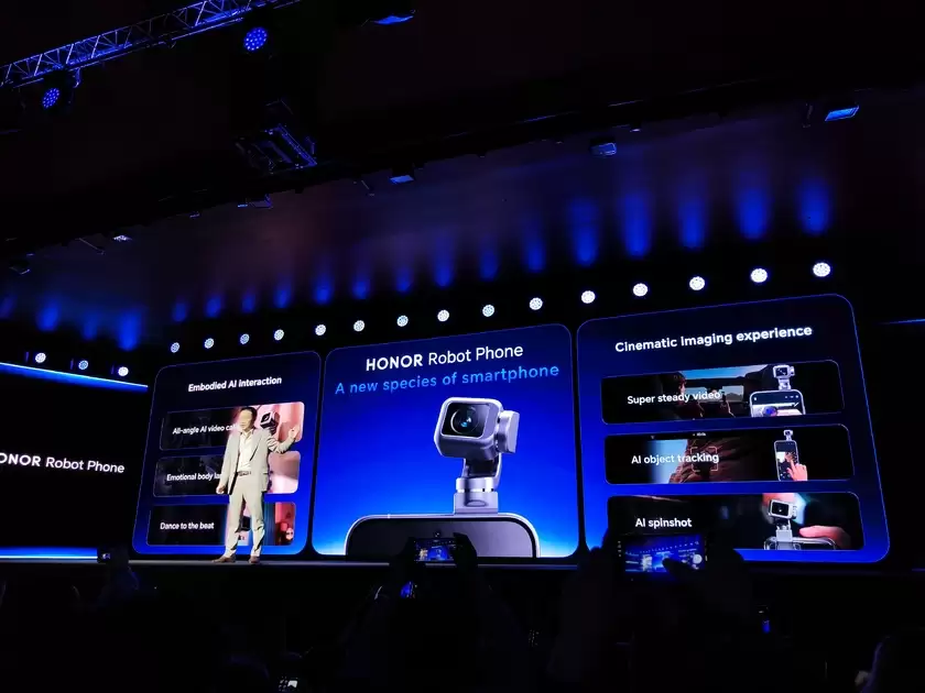 荣耀Robot Phone亮相MWC CEO李健：手机不应是“无聊黑色方块”