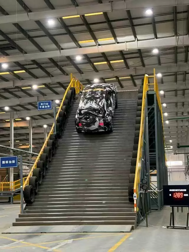 比亚迪把天门山天梯搬进厂房：新款仰望U8完成超千次极限爬坡测试