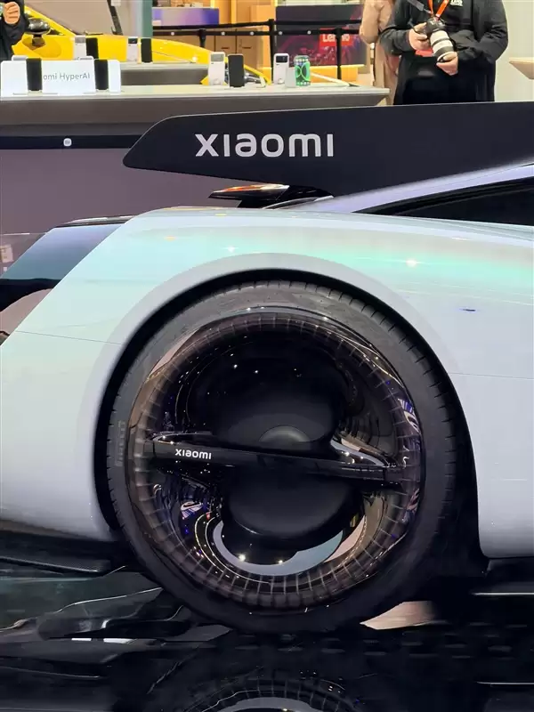 小米超跑实车线下展示 雷军:1:8大车模成本非常贵 有多少人想要