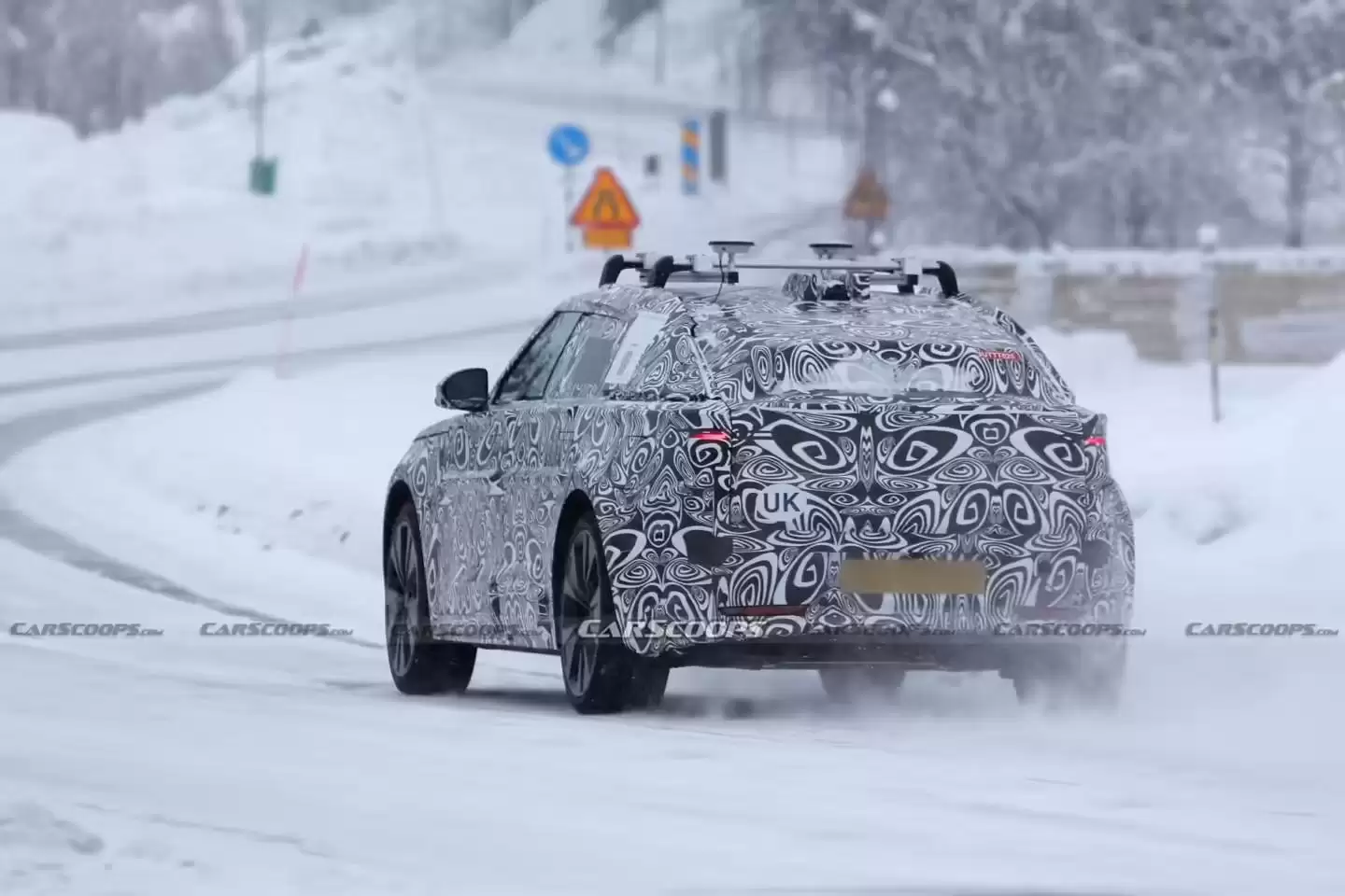 纯电版路虎揽胜星脉SUV路测图曝光:低趴车身、隐藏式门把手