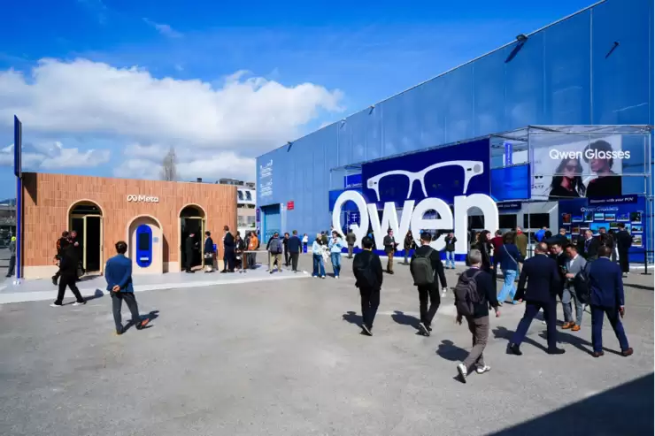 千问AI眼镜真机曝光：首秀MWC2026，全球观众排队试戴