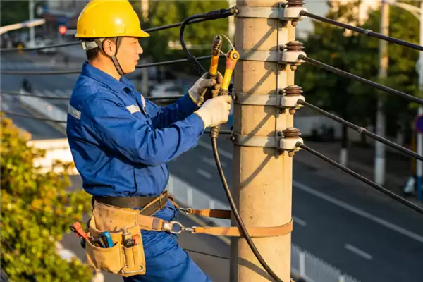 比白领更吃香!电工成AI时代最抢手蓝领工作:年薪最高超过82万元