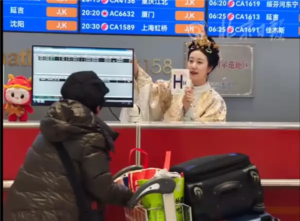问询员成了打卡景点!首都机场汉服小姐姐火了