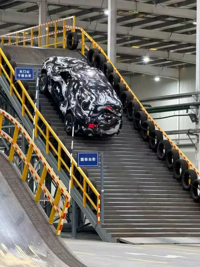 比亚迪把天门山天梯搬进厂房：新款仰望U8完成超千次极限爬坡测试