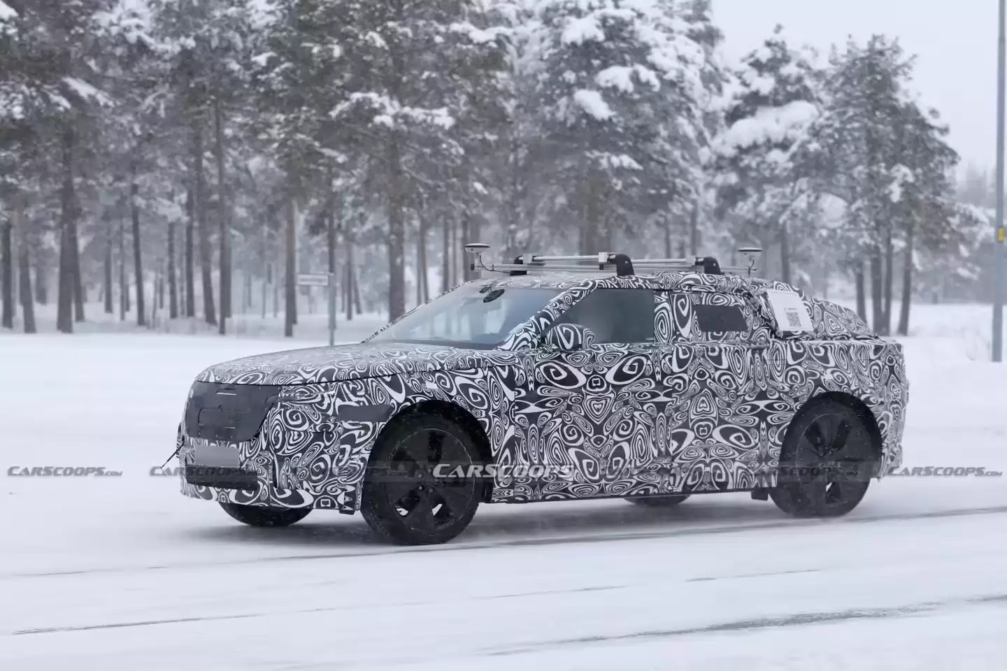 纯电版路虎揽胜星脉SUV路测图曝光:低趴车身、隐藏式门把手