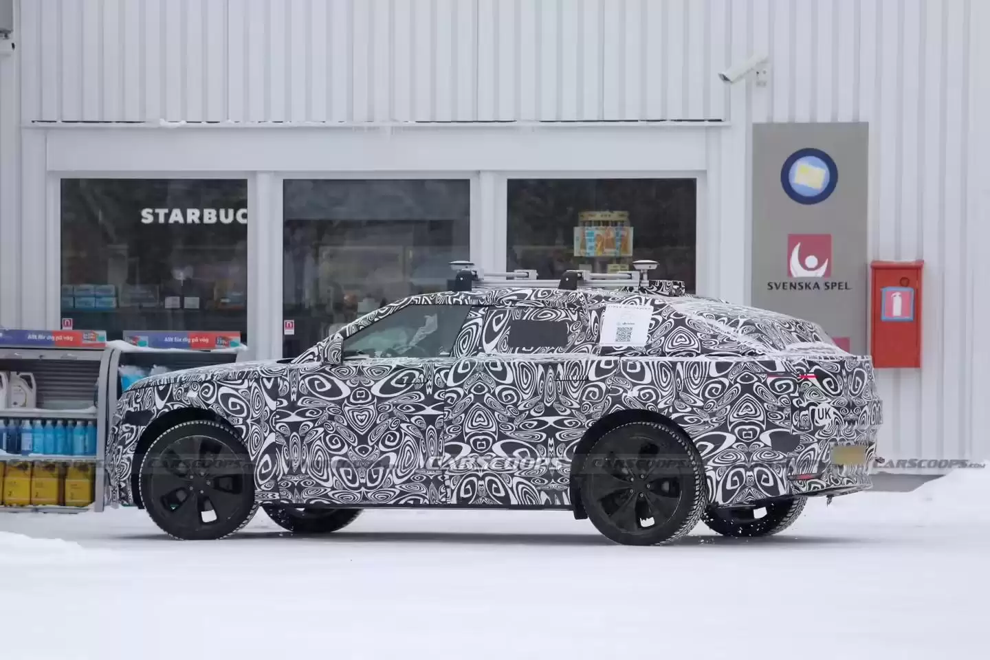 纯电版路虎揽胜星脉SUV路测图曝光:低趴车身、隐藏式门把手