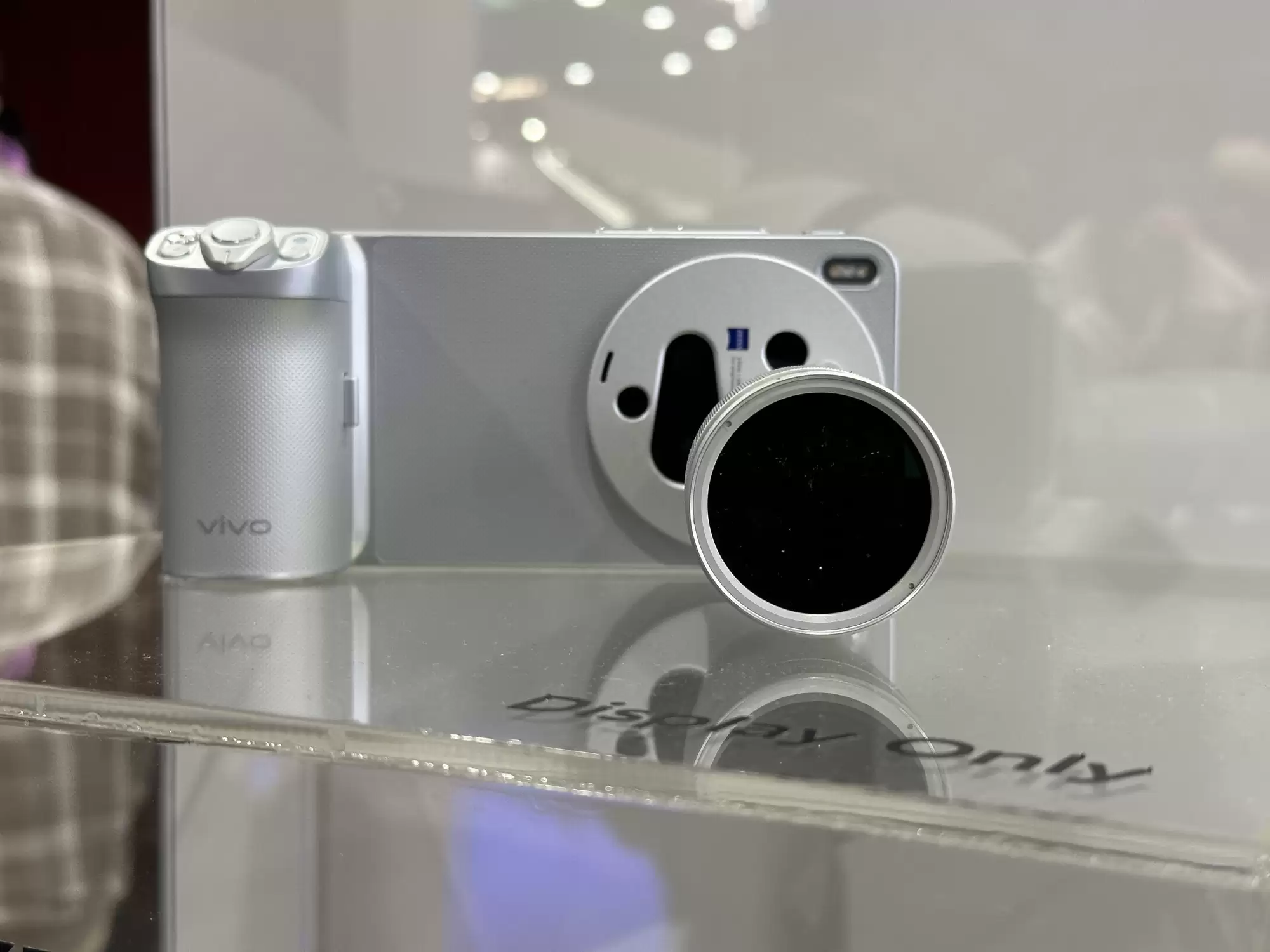 vivo X300 Ultra MWC全球首秀 专业摄影装备塞进手机