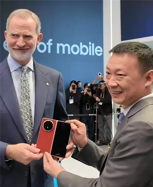 西班牙国王现身MWC 2026荣耀展台！李健亲自接待 赠送荣耀Magic V6